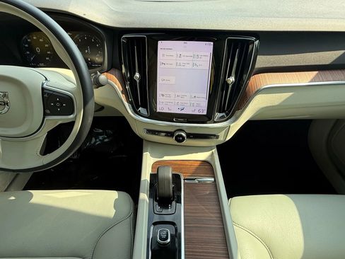 Used 2022 Volvo S60 B5 Momentum image 14