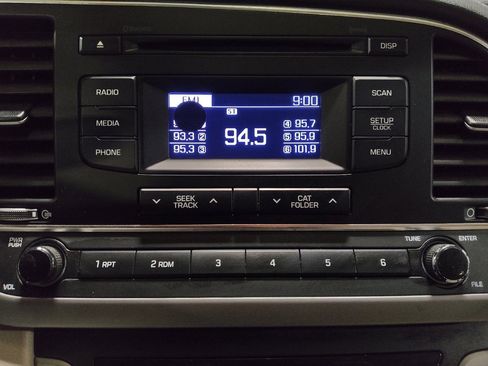 Used 2017 Hyundai Elantra SE image 25