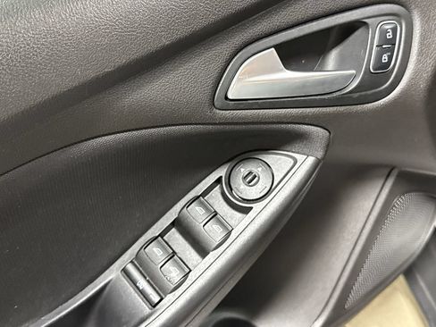 Used 2016 Ford Focus SE w/ Reverse Sensing Package FWD image 20