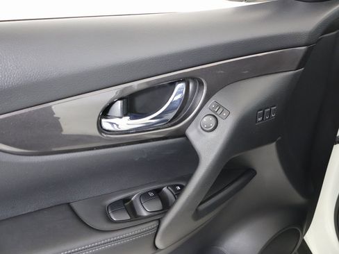 Used 2019 Nissan Rogue SV w/ Premium Package image 16