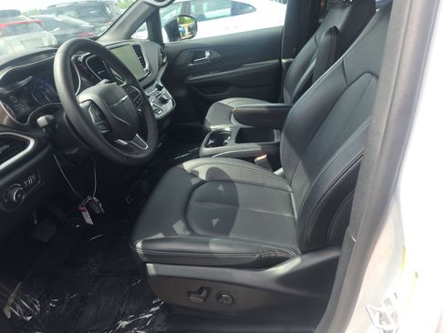 Used 2025 Chrysler Pacifica Select FWD image 6