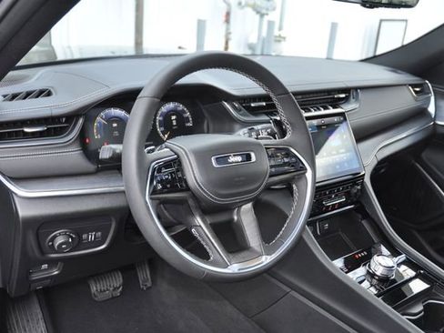 Used 2024 Jeep Grand Cherokee Overland w/ Luxury Tech Group IV image 22