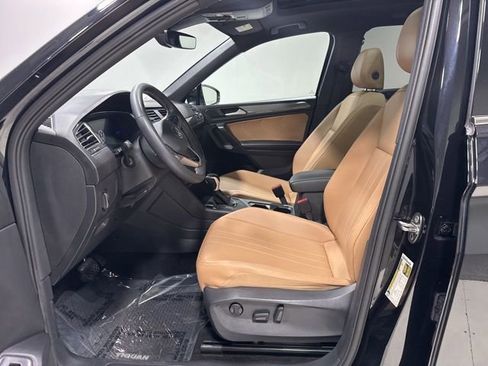 Used 2023 Volkswagen Tiguan SE w/ Panoramic Sunroof Package FWD image 10
