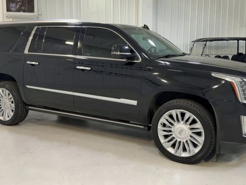 Used 2020 Cadillac Escalade ESV Platinum image 3