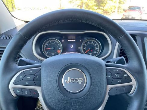 Used 2015 Jeep Cherokee Limited image 22