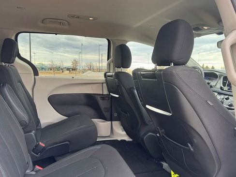 Used 2021 Chrysler Pacifica Touring w/ Uconnect Theater Family Group image 27