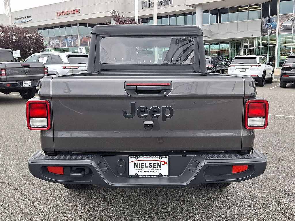 Used 2025 Jeep Gladiator Sport AWD/4WD image 29
