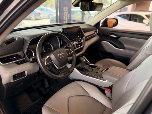Used 2022 Toyota Highlander XLE FWD image 12
