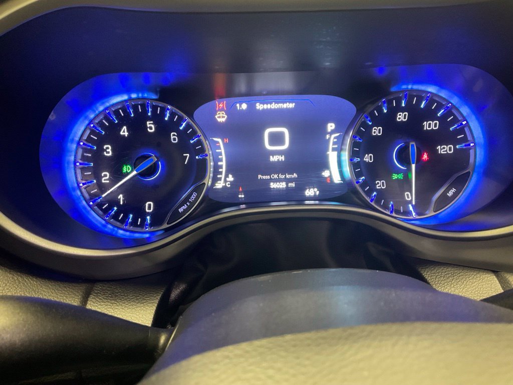 Used 2025 Chrysler Pacifica Select FWD image 2