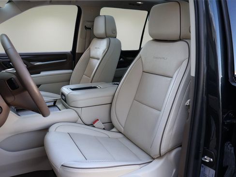 Used 2022 GMC Yukon Denali w/ Advanced Technology Package image 9