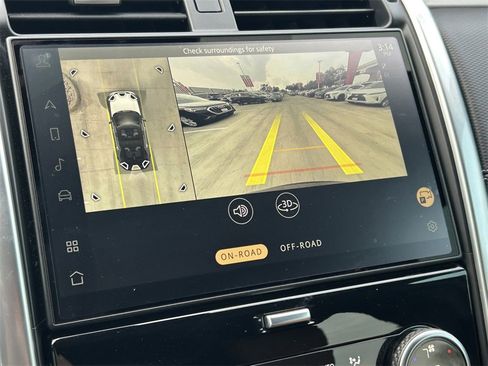 Used 2024 Land Rover Discovery Dynamic SE image 32