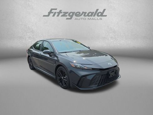 Used 2025 Toyota Camry SE FWD image 1