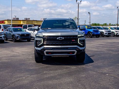 Used 2025 Chevrolet Suburban Z71 image 2