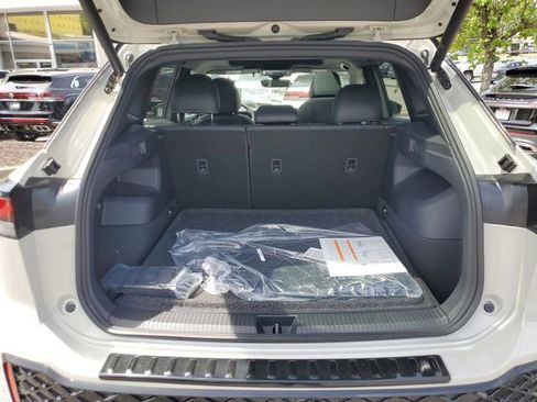 New 2026 Volkswagen Tiguan SE R-Line FWD image 8