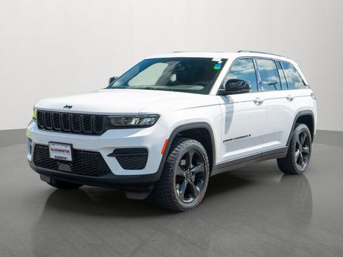 Used 2023 Jeep Grand Cherokee Altitude AWD/4WD image 3