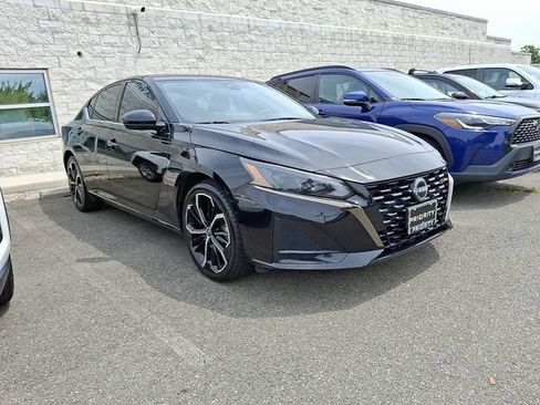 Used 2024 Nissan Altima 2.5 SR w/ SR Premium Package FWD image 3