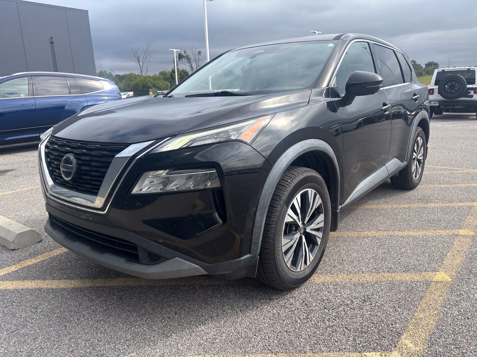 Used 2021 Nissan Rogue SV FWD image 1