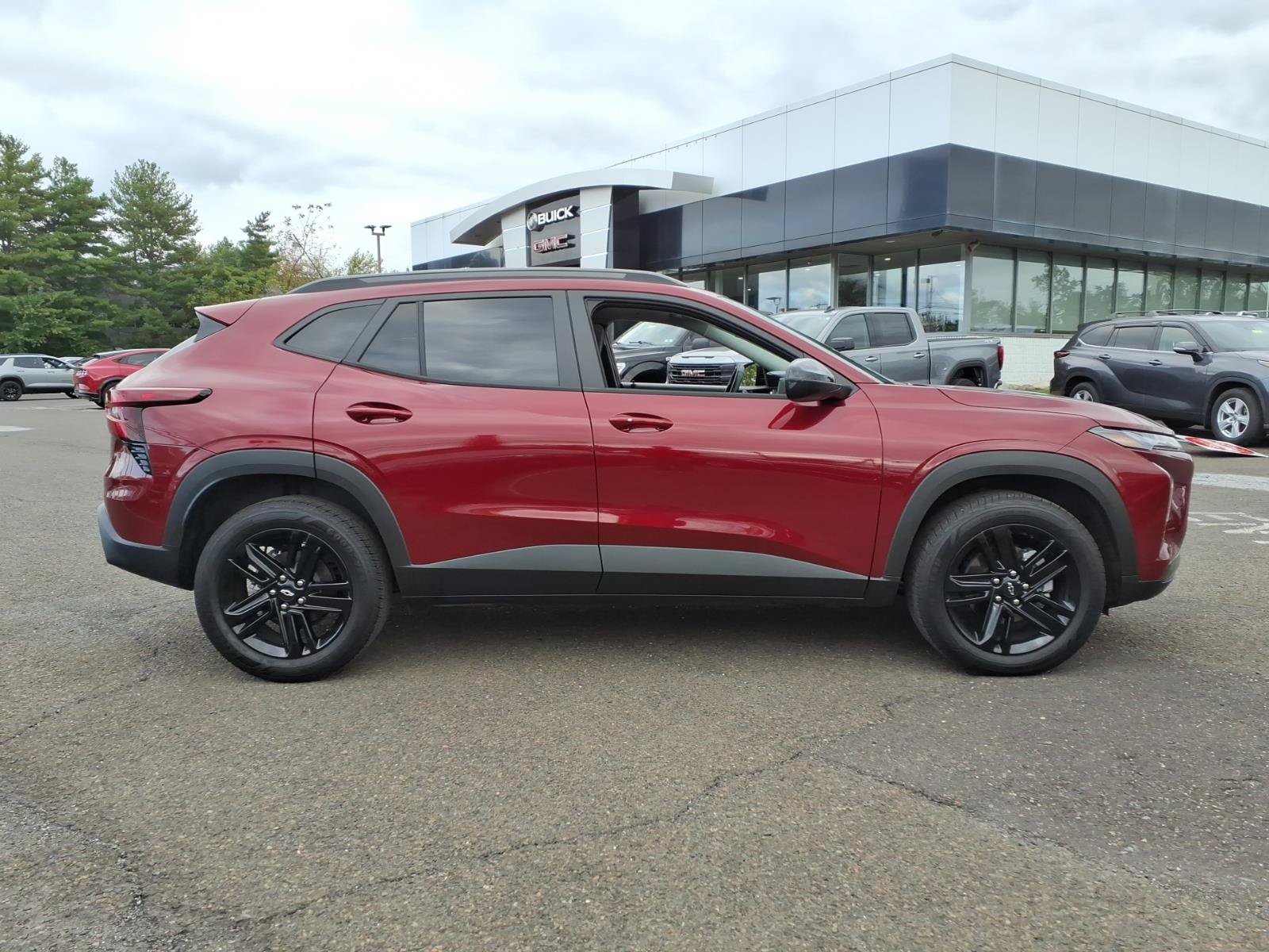 Used 2024 Chevrolet Trax ACTIV w/ Sunroof Package FWD image 2