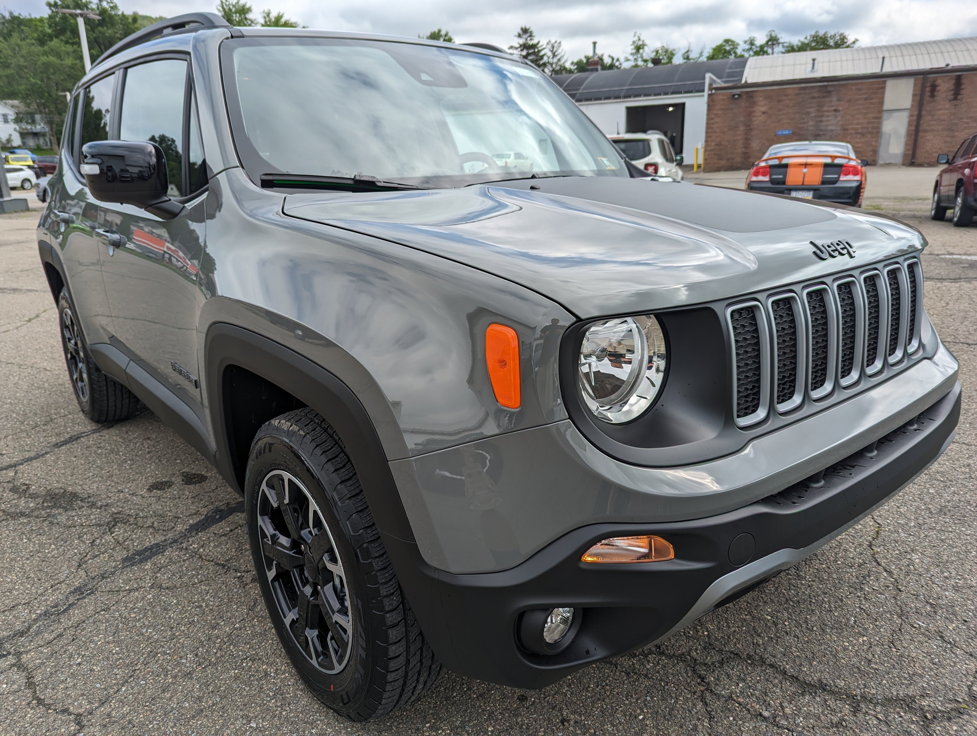 Used 2023 Jeep Renegade Latitude AWD/4WD image 3