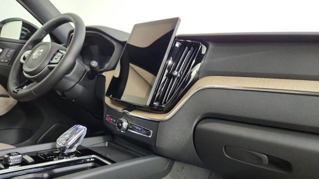 Used 2026 Volvo XC60 B5 Plus w/ Climate Package PRO AWD/4WD image 35