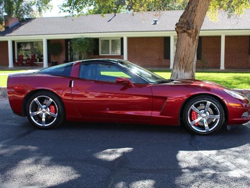 Used 2010 Chevrolet Corvette w/1LT w/ Roof Package image 3