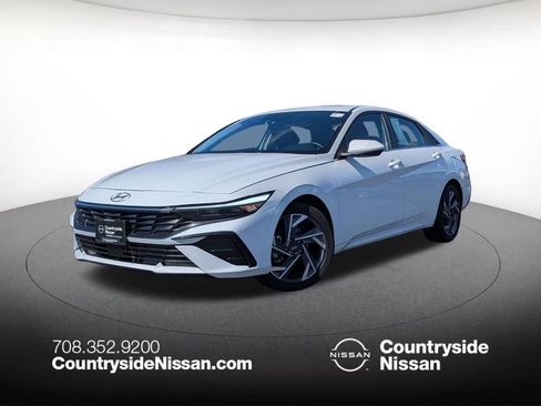 Used 2025 Hyundai Elantra SEL image 1