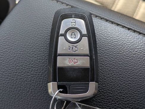 Used 2019 Ford Fusion SE image 26