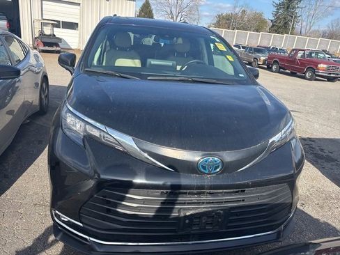 Certified 2024 Toyota Sienna XLE image 2