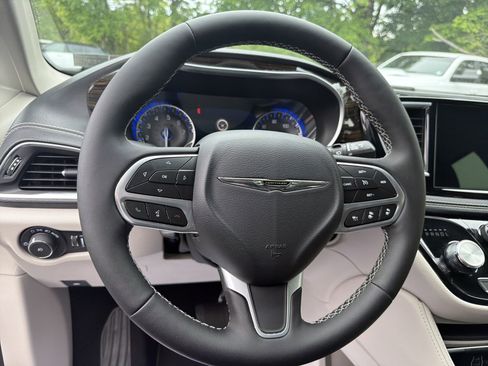 Used 2024 Chrysler Pacifica Limited FWD image 18