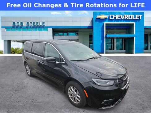 Used 2023 Chrysler Pacifica Touring-L FWD image 1