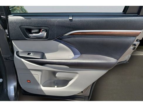 Used 2016 Toyota Highlander Limited w/ Driver Technology Package FWD image 21