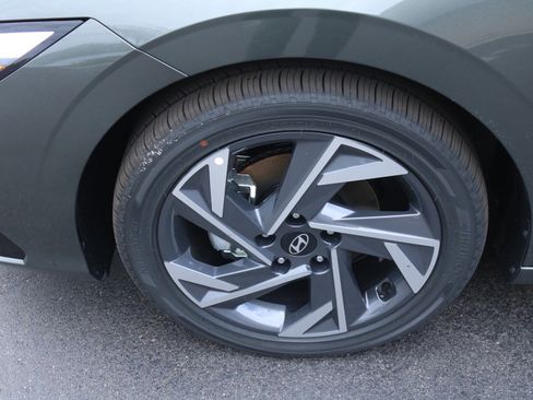 New 2025 Hyundai Elantra Limited image 11