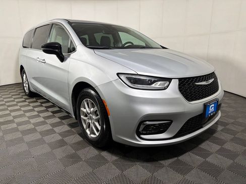 Used 2024 Chrysler Pacifica Touring-L FWD image 2