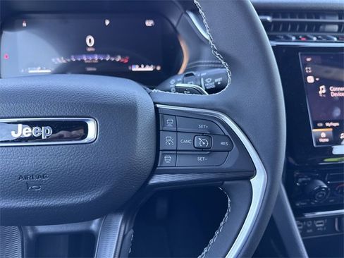 Used 2025 Jeep Grand Cherokee Laredo X image 17