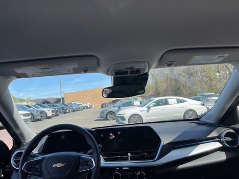 Used 2025 Chevrolet Trax LT w/ LT Convenience Package image 32