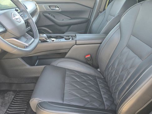 Used 2025 Nissan Rogue Platinum w/ Platinum Premium Package image 11