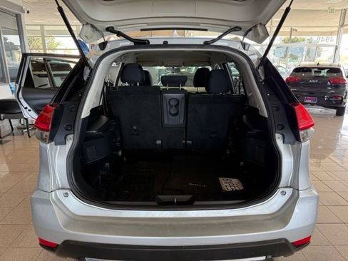 Used 2017 Nissan Rogue SV FWD image 23