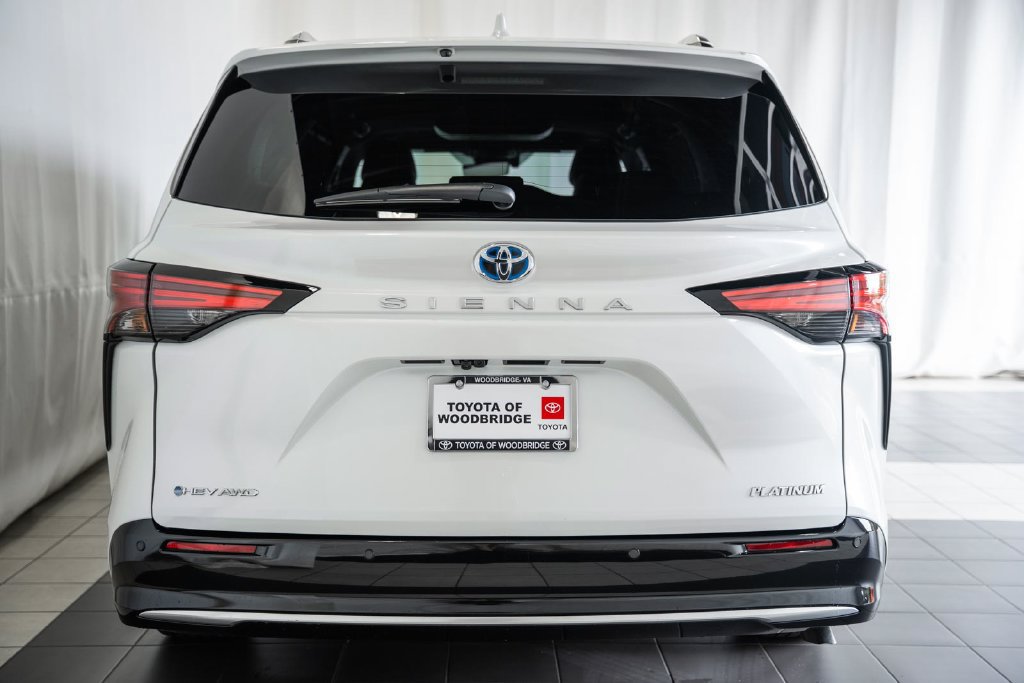 Used 2025 Toyota Sienna Platinum AWD/4WD image 5