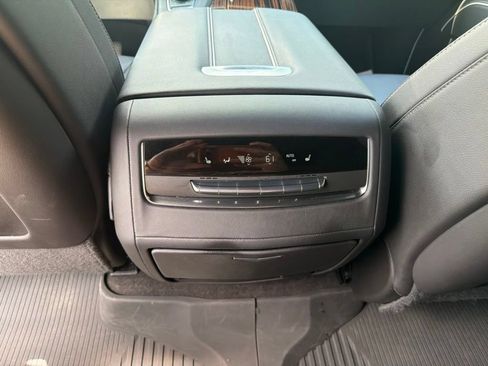 Used 2022 Cadillac Escalade Luxury AWD/4WD image 18