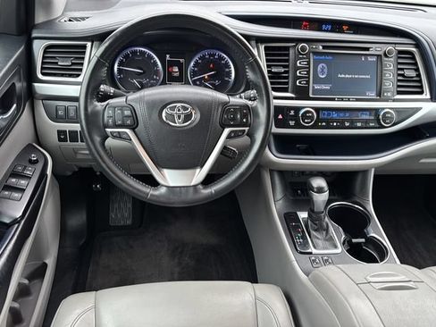 Used 2018 Toyota Highlander XLE FWD image 19