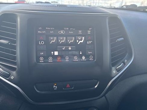 Used 2019 Jeep Cherokee Latitude Plus w/ Comfort/Convenience Group image 19