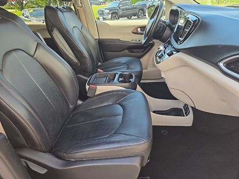 Used 2019 Chrysler Pacifica Touring-L FWD image 28