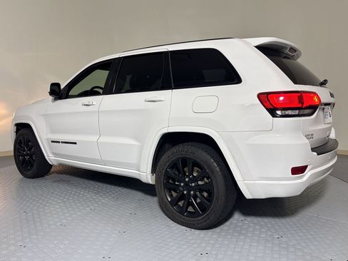Used 2020 Jeep Grand Cherokee Altitude image 3
