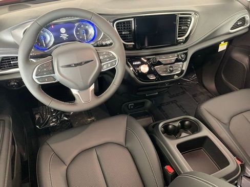 New 2026 Chrysler Pacifica Select image 13