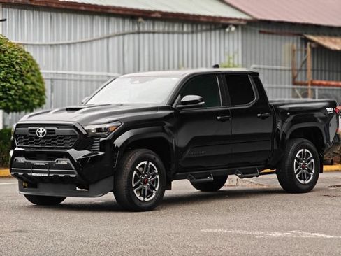 Used 2024 Toyota Tacoma TRD Sport w/ TRD Sport Upgrade Package AWD/4WD image 4