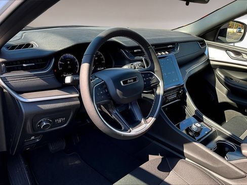 Used 2025 Jeep Grand Cherokee Laredo X w/ Luxury Tech Group I AWD/4WD image 8