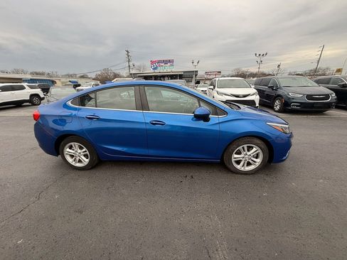 Used 2017 Chevrolet Cruze LT w/ Convenience Package image 2
