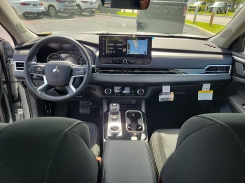 Used 2026 Mitsubishi Outlander ES FWD image 12
