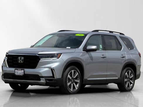 Used 2025 Honda Pilot Touring image 7