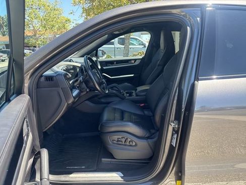 Used 2024 Porsche Cayenne Coupe image 10